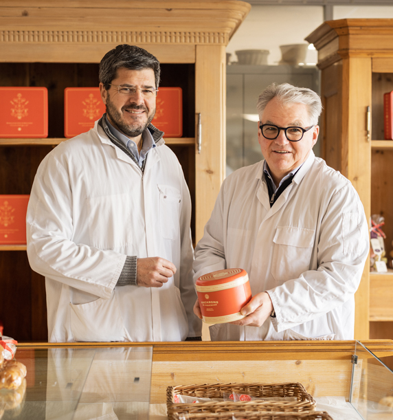 Raphaël Kiesele (à gauche), président de la Maison Alsacienne de Biscuiterie et Jean-Marc Muller (à droite), fondateur